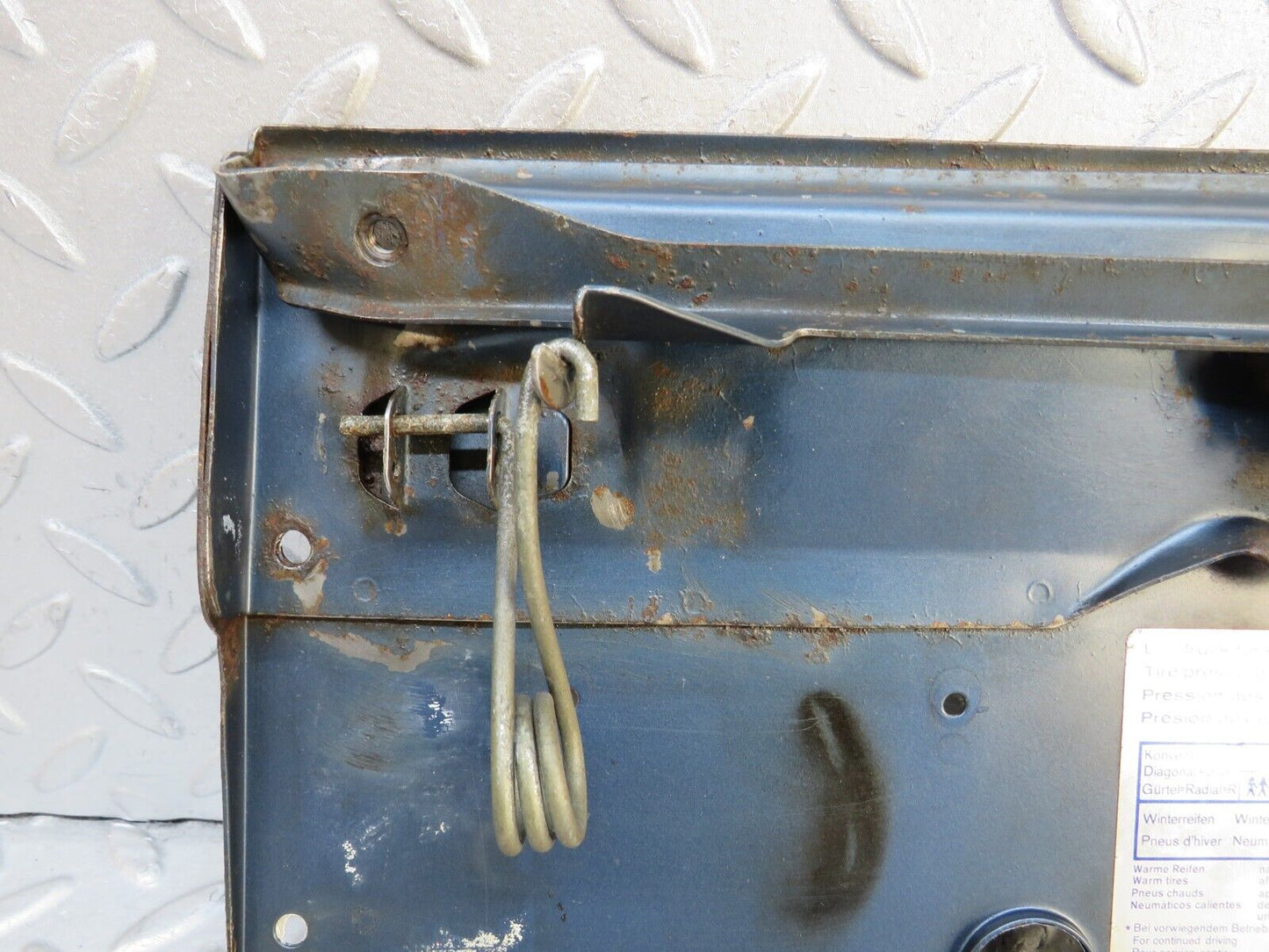 37594 Mercedes-Benz W109 300SEL Fuel Tank Flap Cap 1095840839
