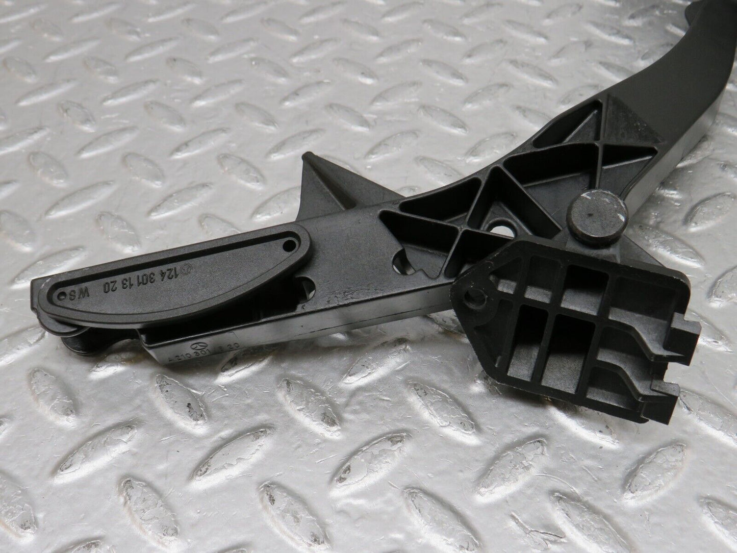 34811 Mercedes-Benz W210 320E Accelerator Pedal & Rubber 2103011820 2203010001