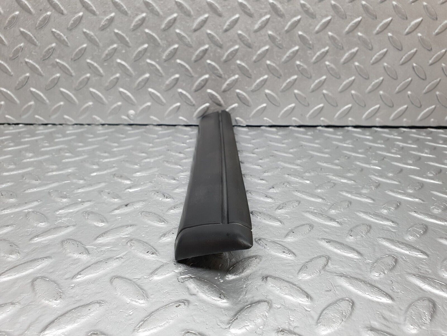 41425 Mercedes-Benz W124 200E Front Right Fender Wing Centre Moulding Trim