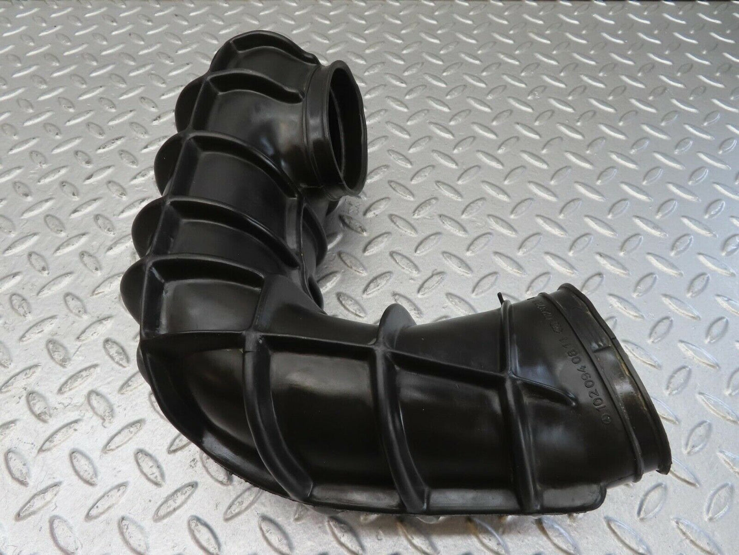 13516 Mercedes-Benz W123 200 Carburettor Air Intake Pipe Hose 1020940811