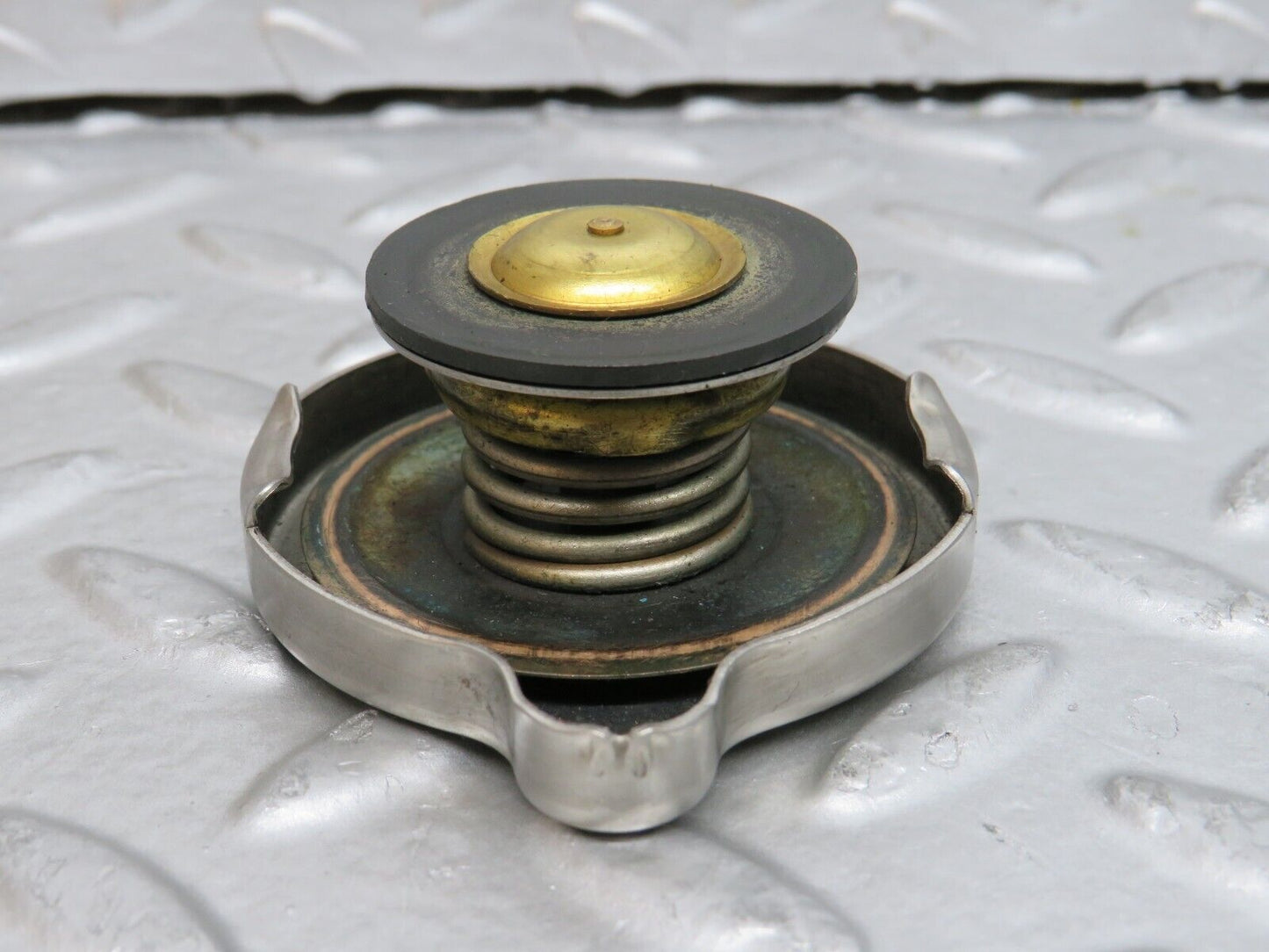 29463 Mercedes-Benz W124 230E Radiator Cap 1235010015