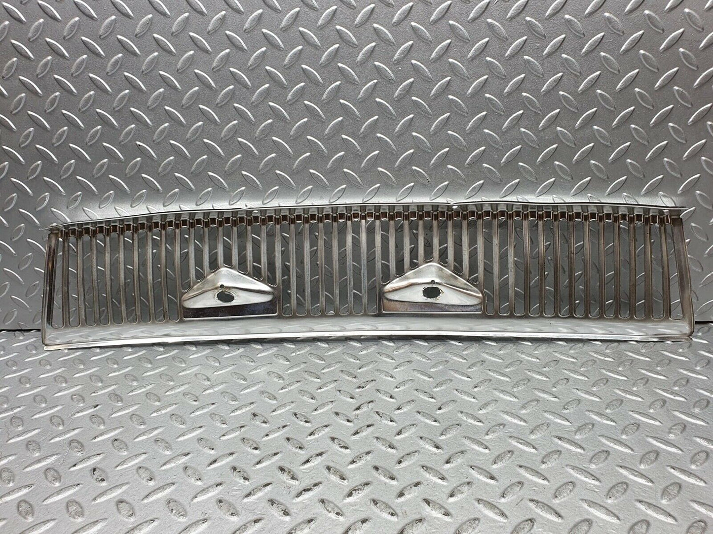 0160 Mercedes-Benz W116 350SE Air Intake Grill Chrome