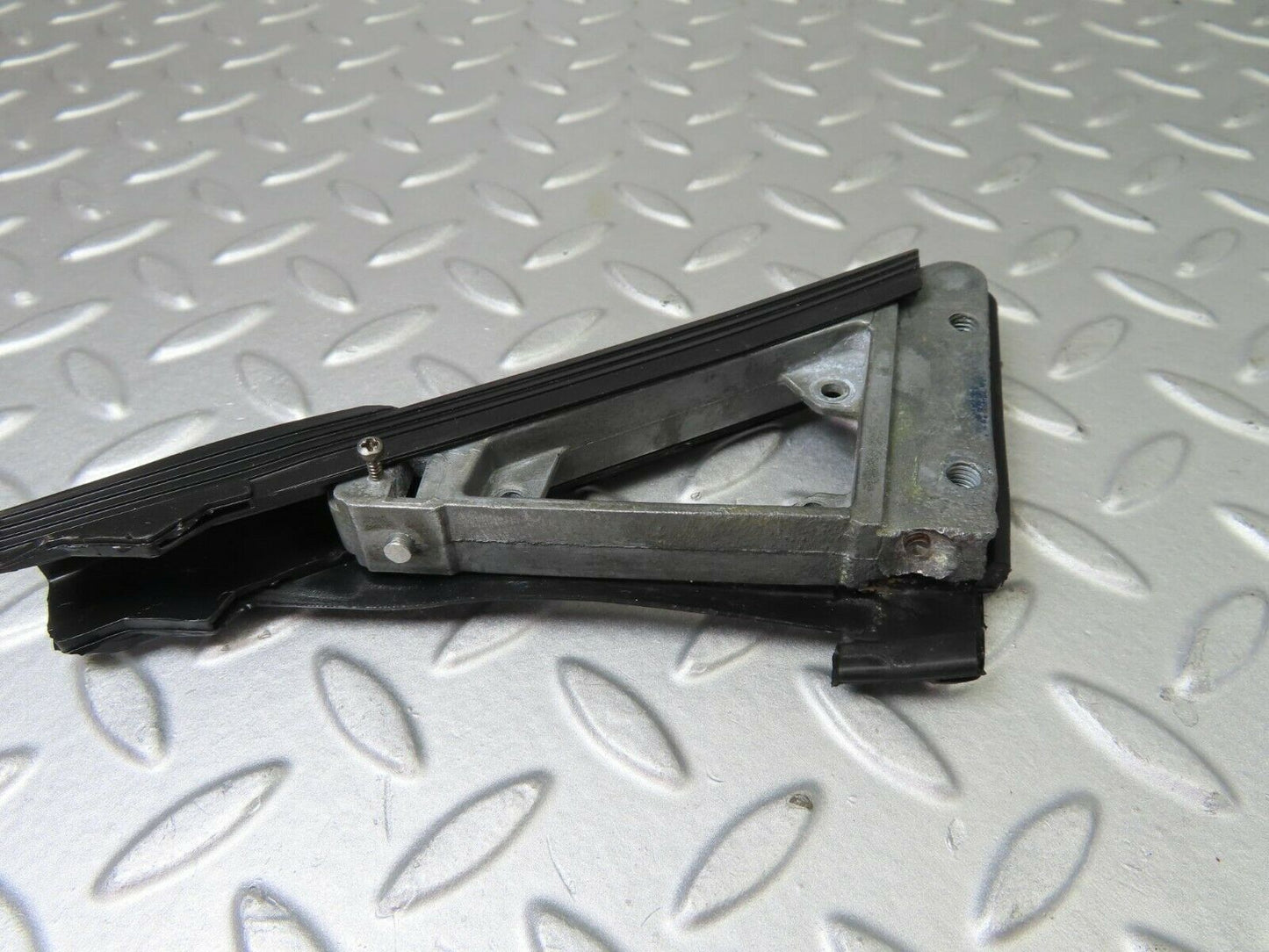 7312 Mercedes-Benz W116 450SE Wing Mirror Weatherstrip Seal Left 1167250166