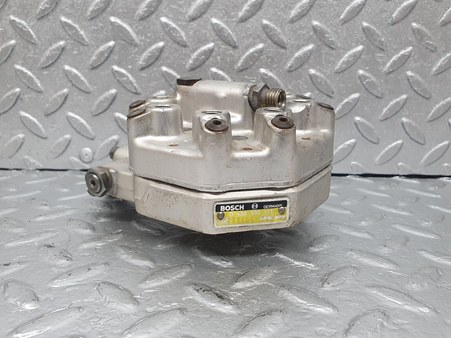 43648 Mercedes-Benz C126 380SEC Coupe Fuel Distributor Bosch 0438100111