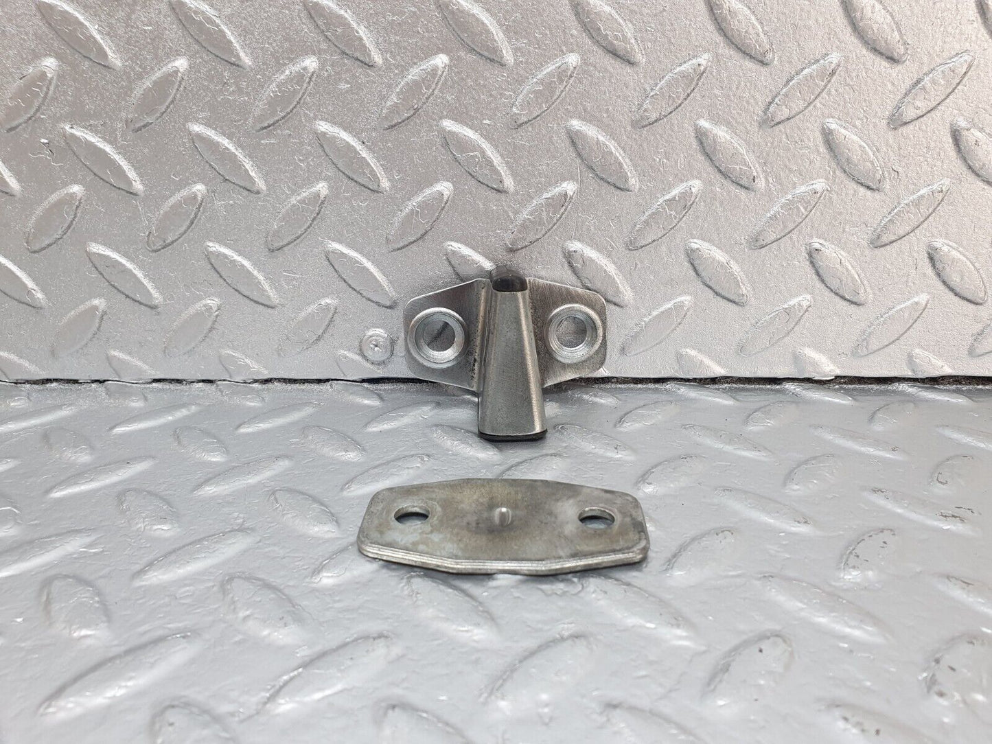42890 Mercedes-Benz W201 190 2.0L Door Lock Latch