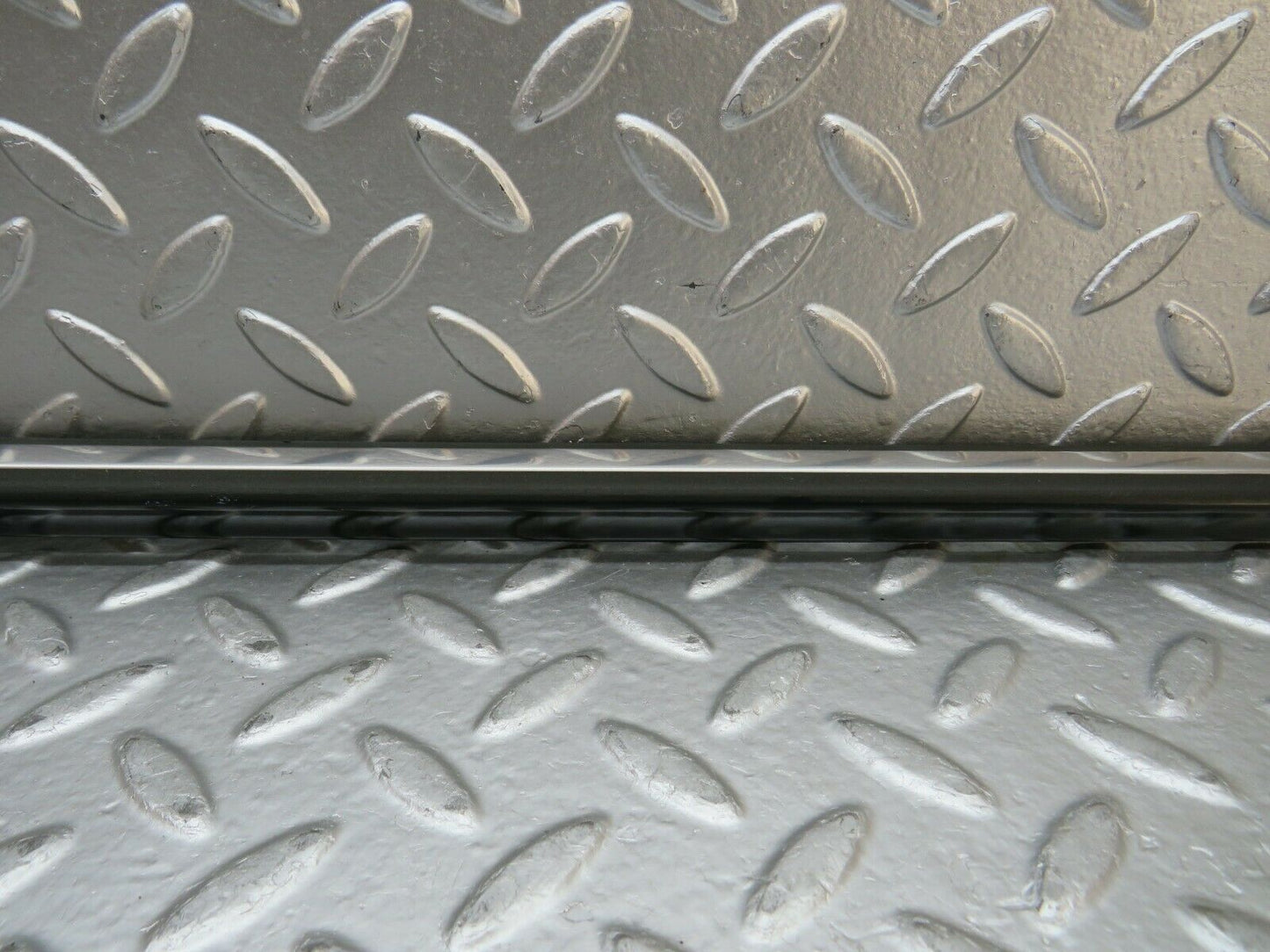 24007 Mercedes-Benz W123 280E Front Left Fender Wing Centre Moulding Trim