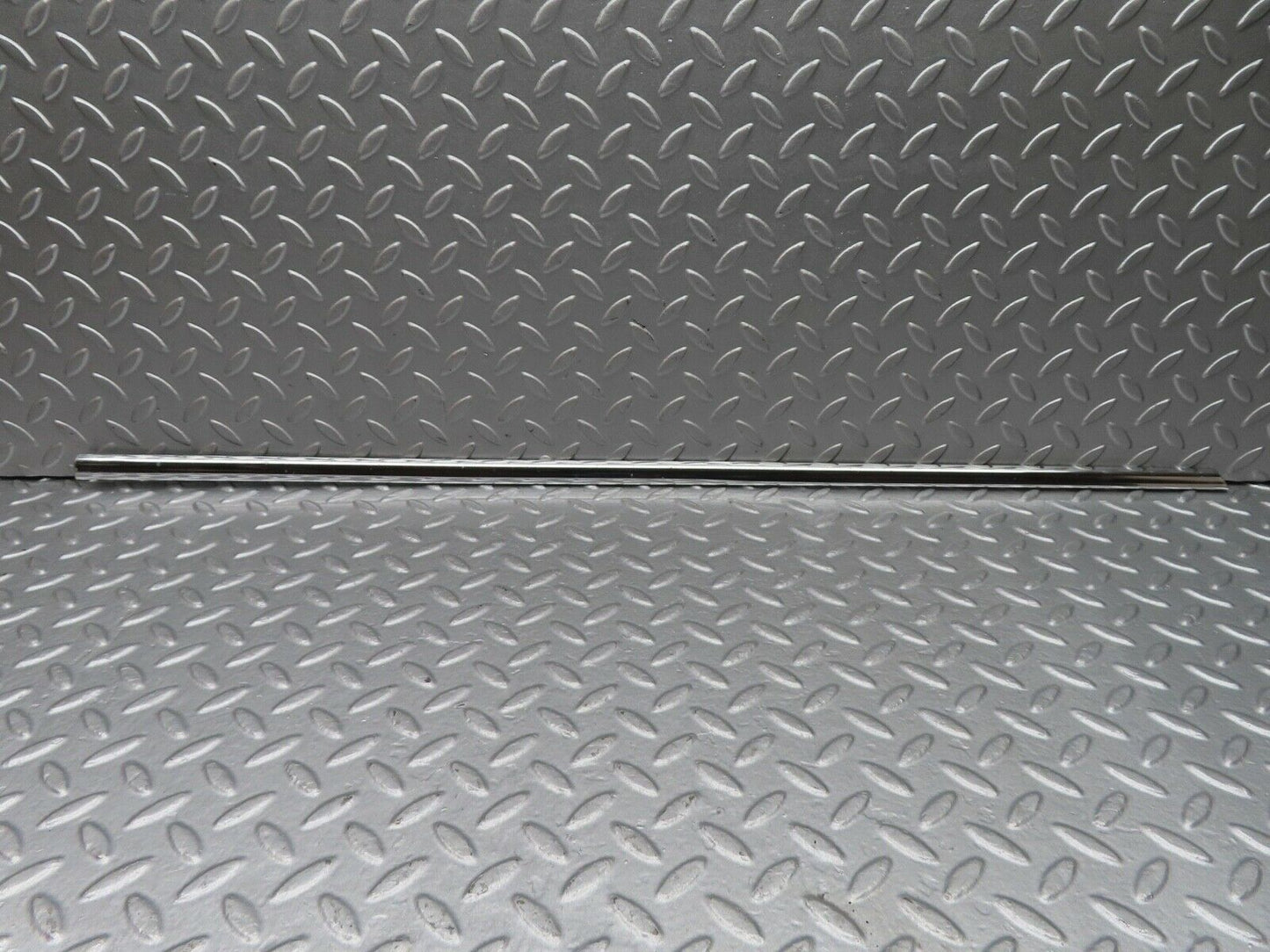 18139 Mercedes-Benz W123 200 Front Right Door Chrome Moulding Trim