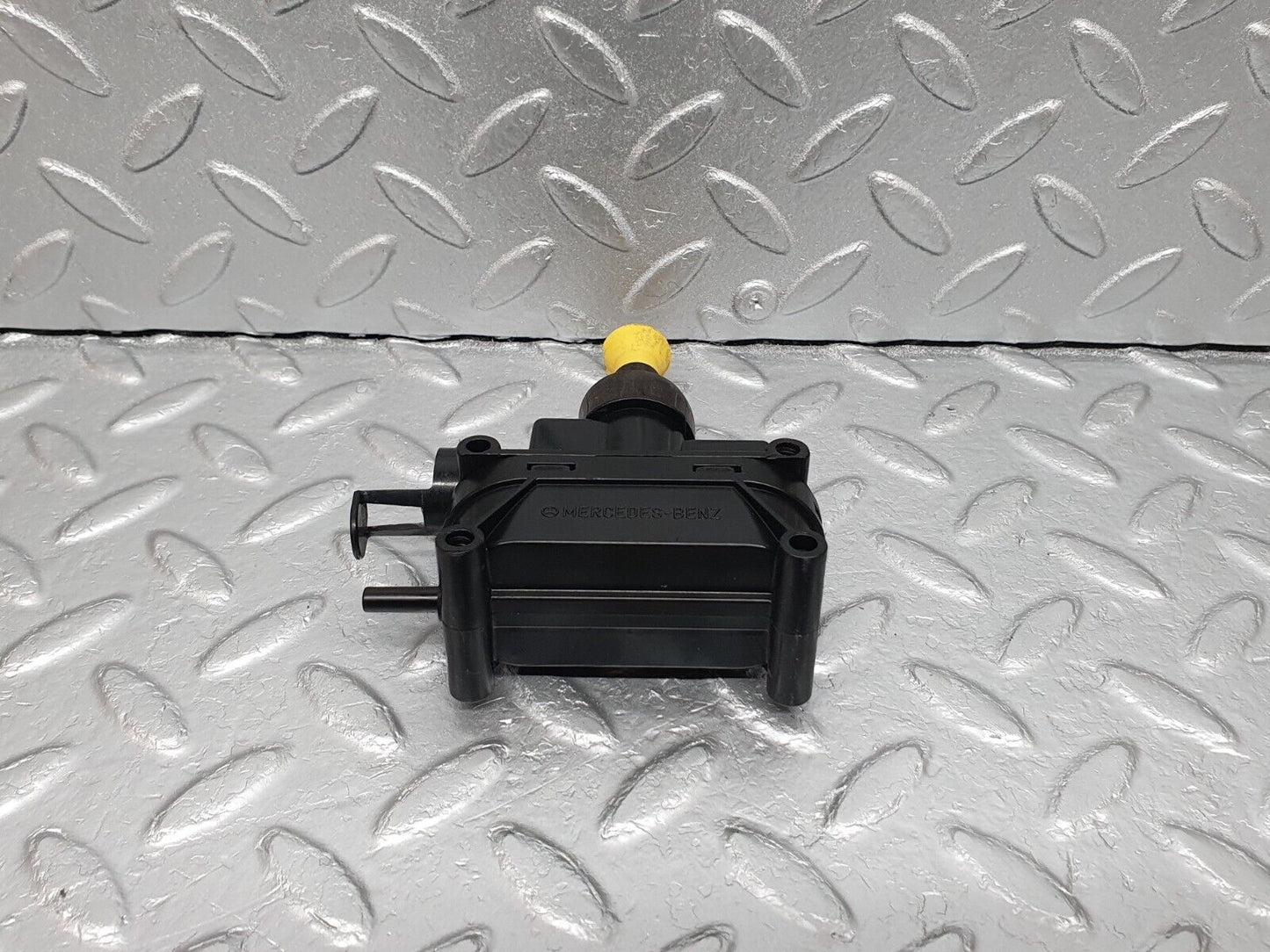 41666 Mercedes-Benz W124 200E Trunk Lock Vacuum Actuator