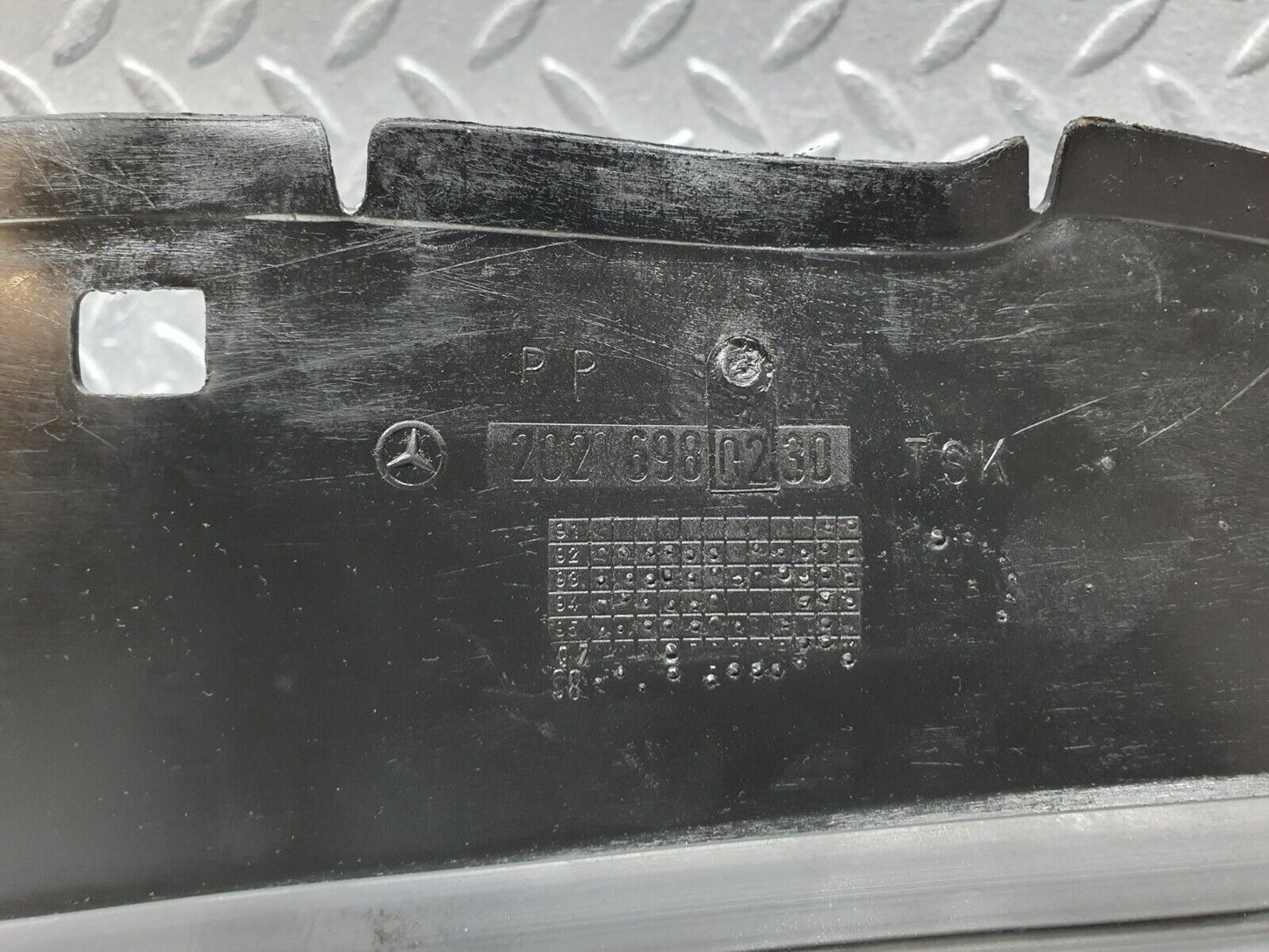 41930 Mercedes-Benz W202 C200 Front Right Inner Fender Wing Splash Guard 2026980230