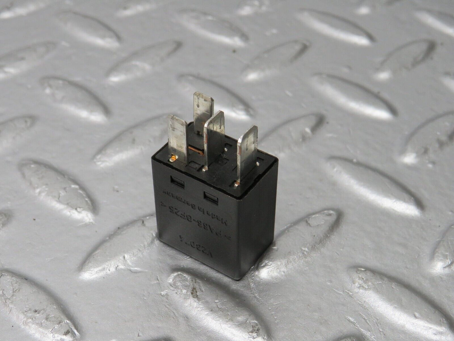39701 Mercedes-Benz R129 320SL Coupe Indicator Relay 0025421119