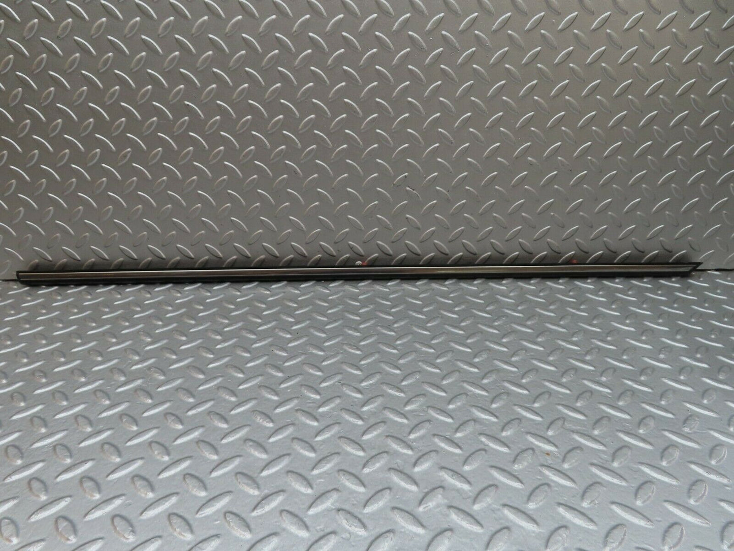 18005 Mercedes-Benz W123 200 Rear Right Door Centre Moulding Trim