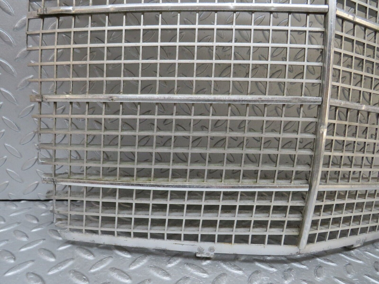 37583 Mercedes-Benz W109 300SEL Bonnet Grill