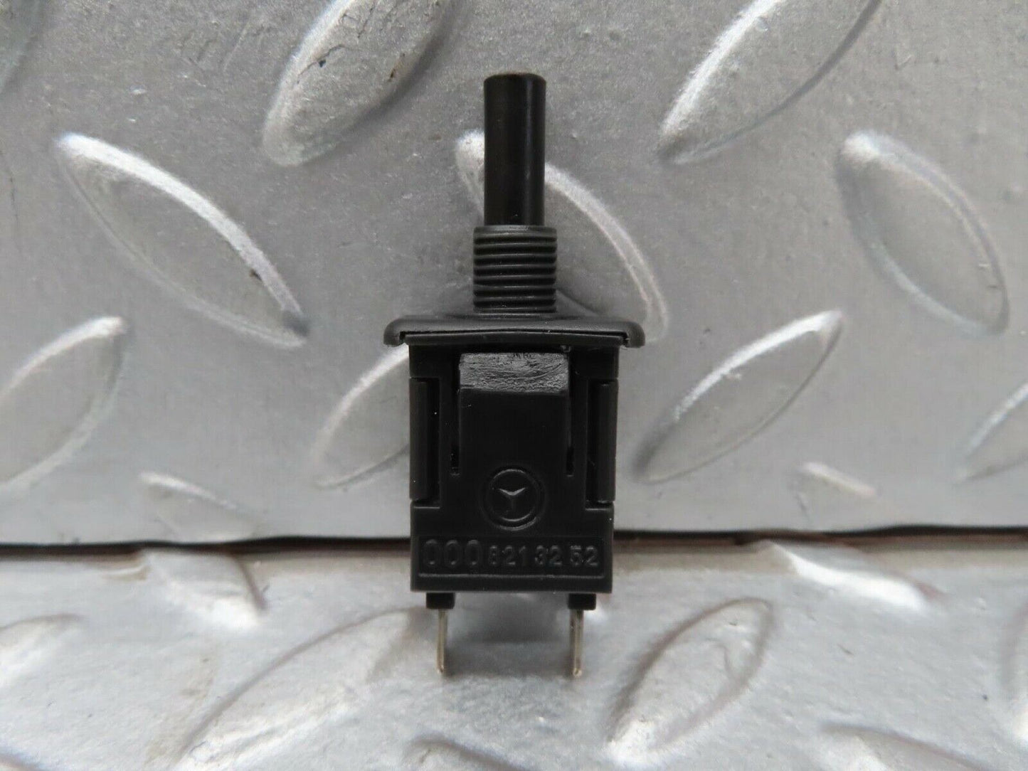 13677 Mercedes-Benz W123 200 Glove Box Light Switch 0008213252