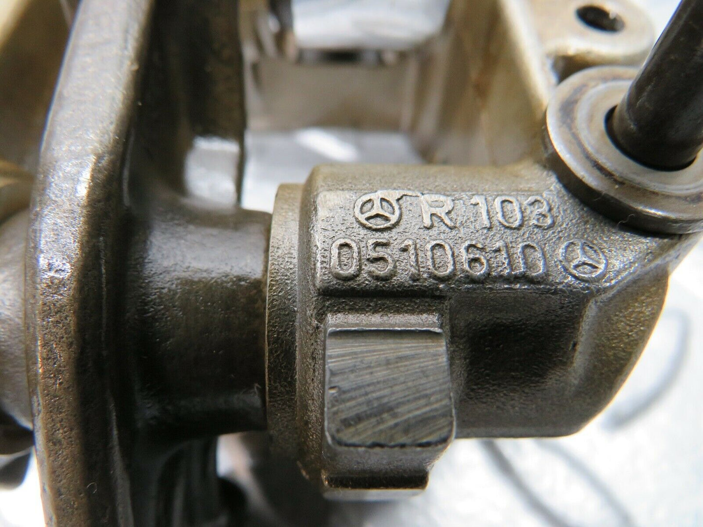 21741 Mercedes-Benz W126 300SE Rocker Arms Camshaft Bearing Block 1030510610