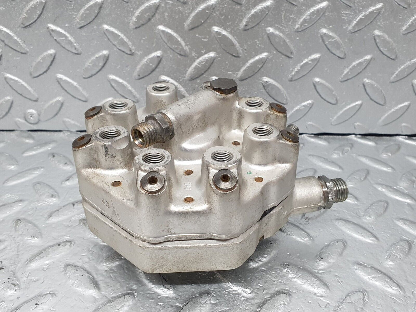 43648 Mercedes-Benz C126 380SEC Coupe Fuel Distributor Bosch 0438100111