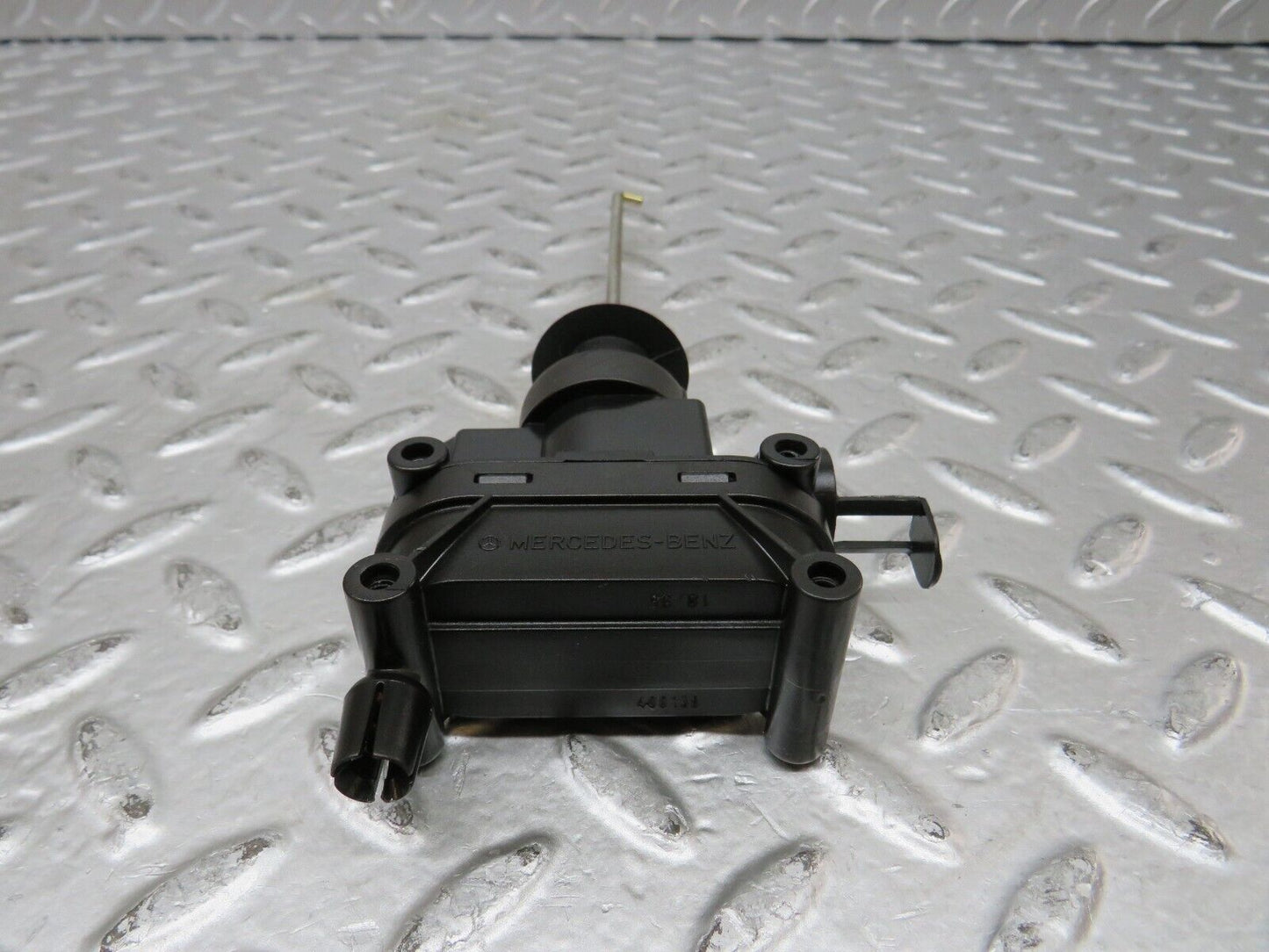27498 Mercedes-Benz S124 300TE Wagon Trunk Lock Vacuum Actuator