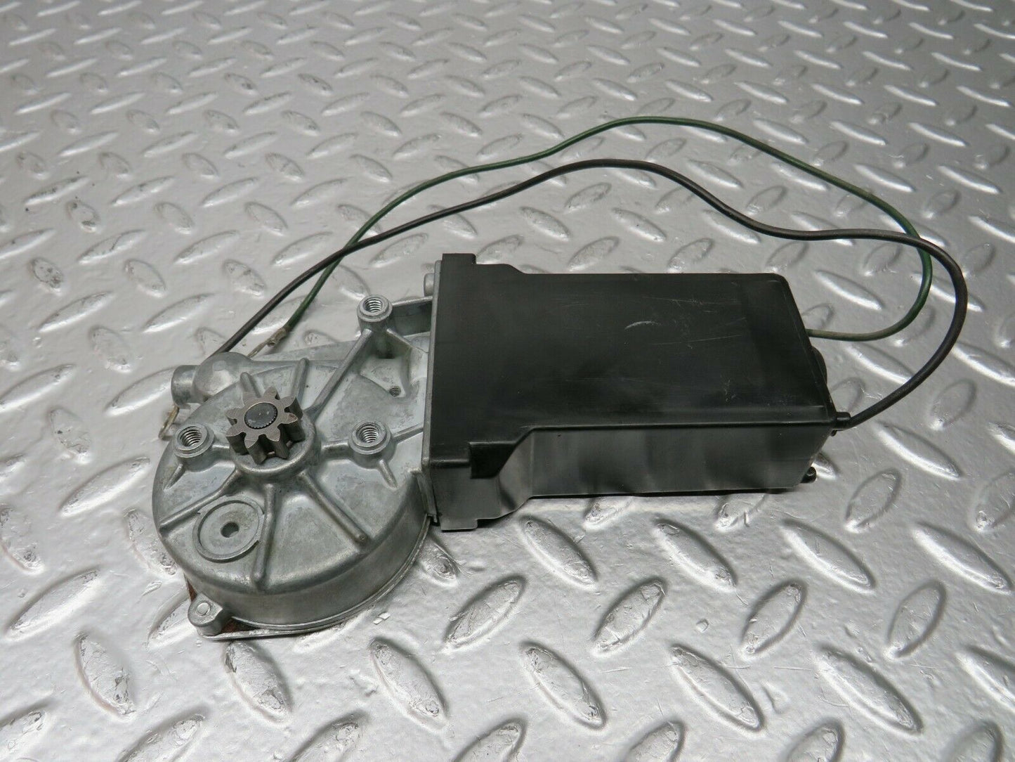 24560 Mercedes-Benz W108 Window Regulator Motor Rear Left 0132001101