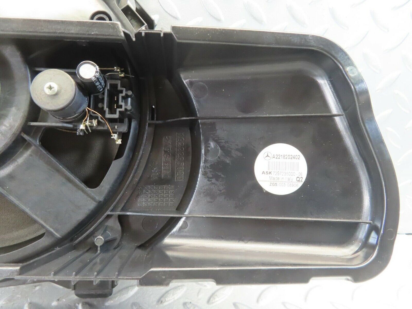 11109 Mercedes-Benz W221 S320 Subwoofer 2218202402