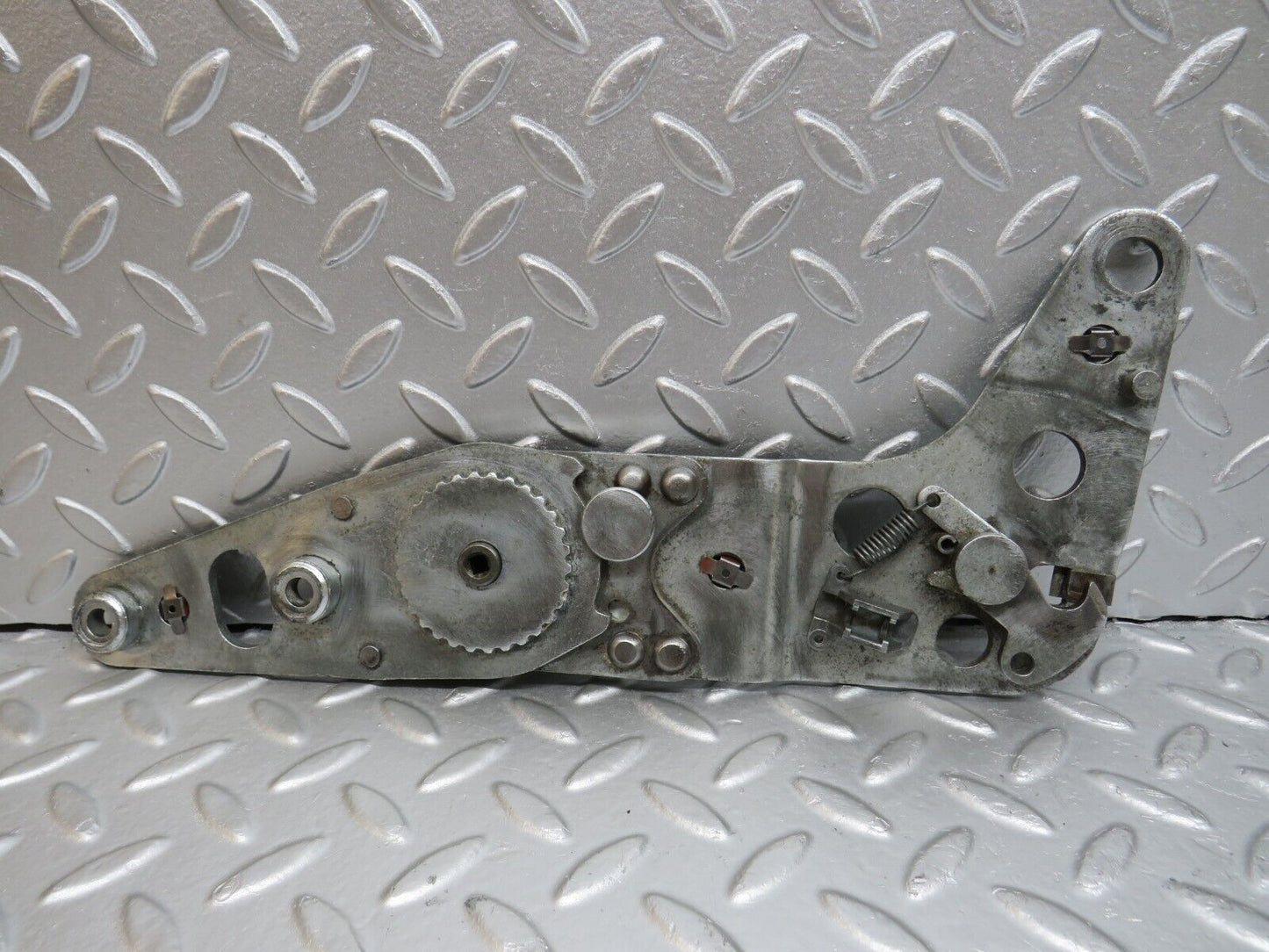 33209 Mercedes-Benz R107 Front Left Seat Hinge Pair 0009107685 0009107986