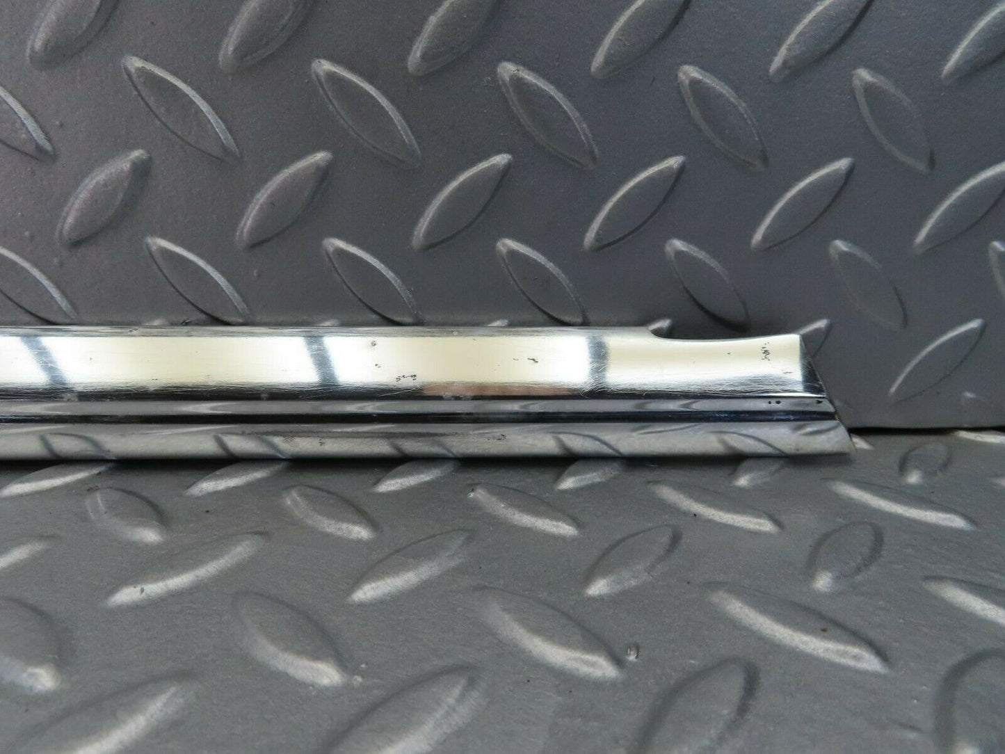 7845 Mercedes-Benz W115 220D Front Right Door Chrome Trim