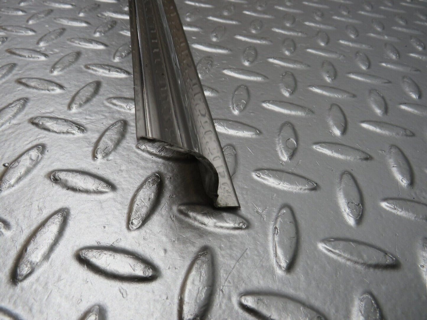 0844 Mercedes-Benz C107 350SLC Coupe Right Door Sill Chrome