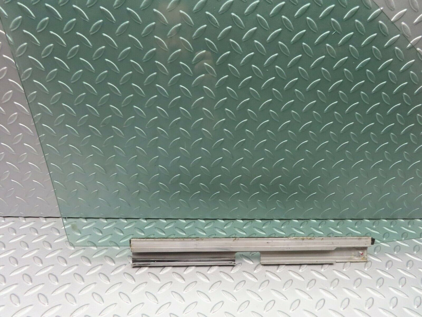 5322 Mercedes-Benz W124 230E Front Left Door Window Glass