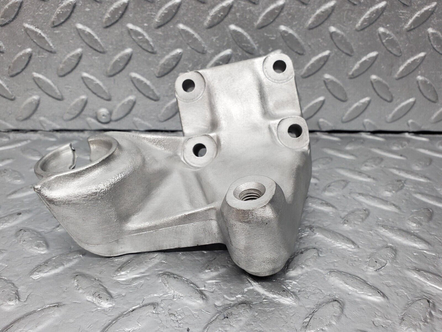 45924 Mercedes-Benz W126 420SE Engine Mount Bracket Right Side 1162235504
