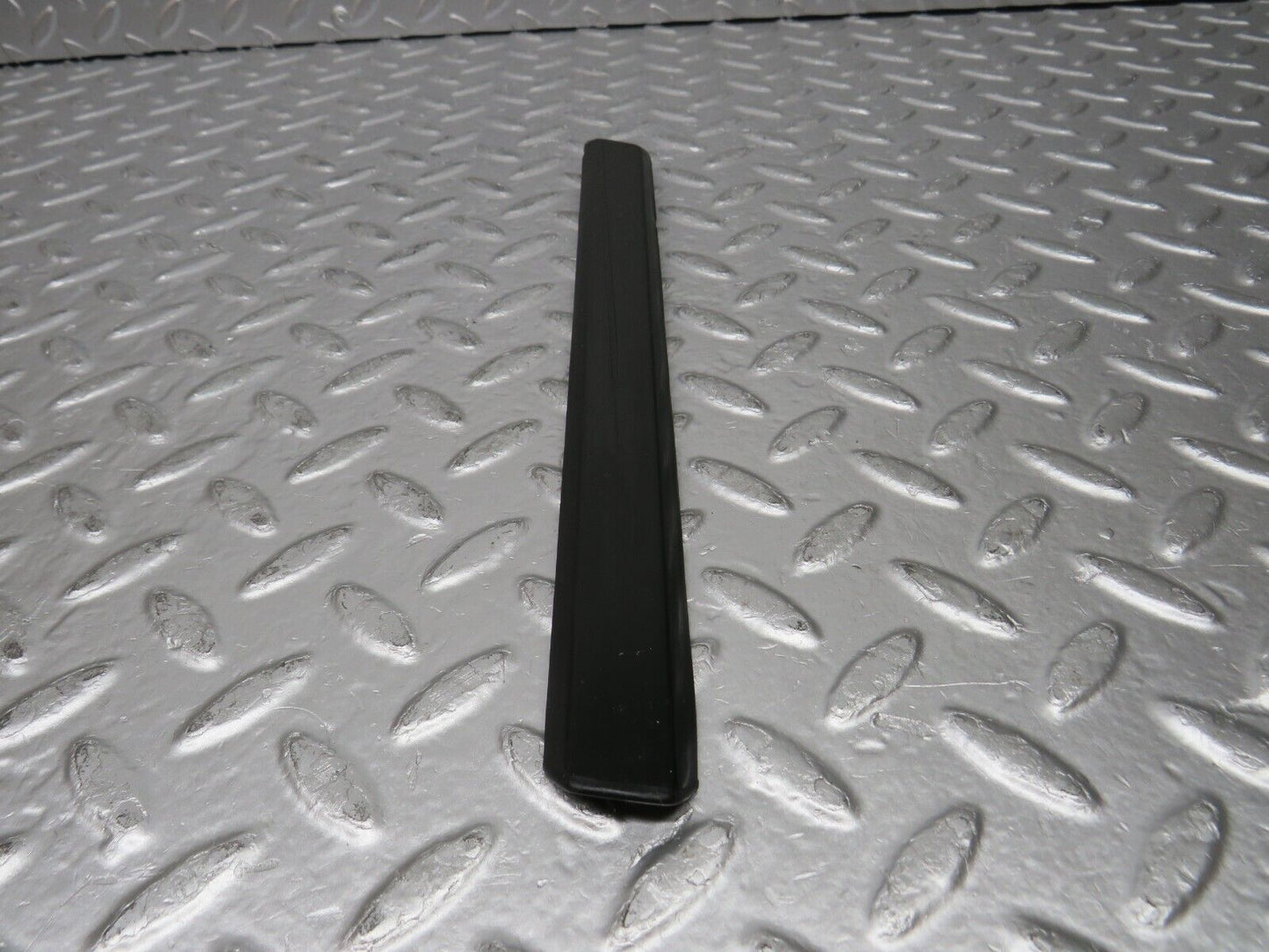30780 Mercedes-Benz W201 190E 2.0L Front Right Fender Wing Centre Moulding Trim