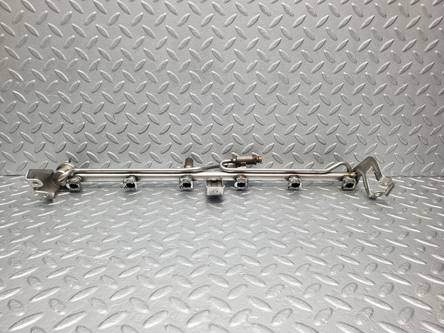 46173 Mercedes-Benz W124 280E Fuel Injector Rail With Pressure Regulator 0000781589