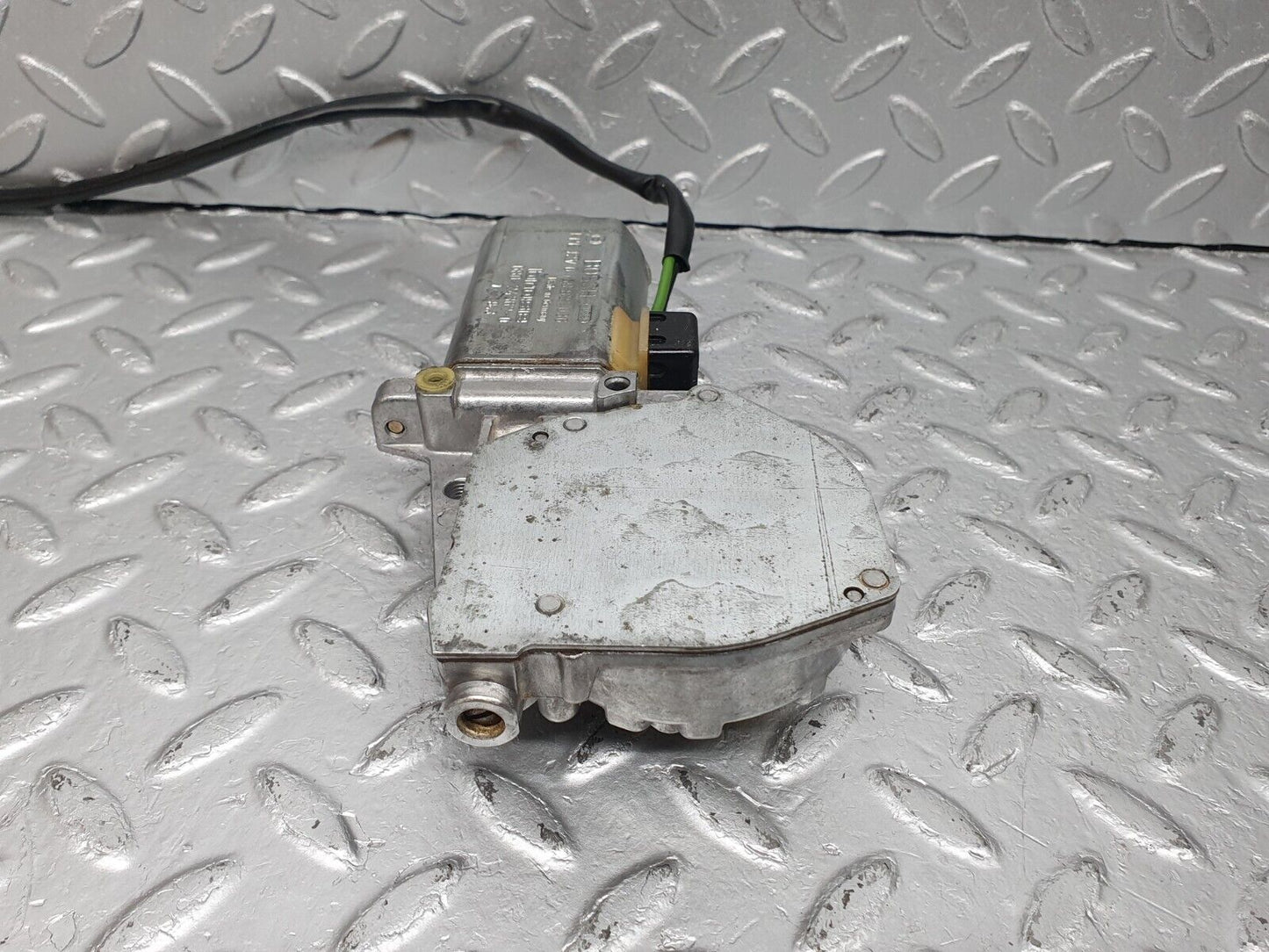 41003 Mercedes-Benz W126 300SE Rear Right Window Regulator Motor Bosch 0130821036