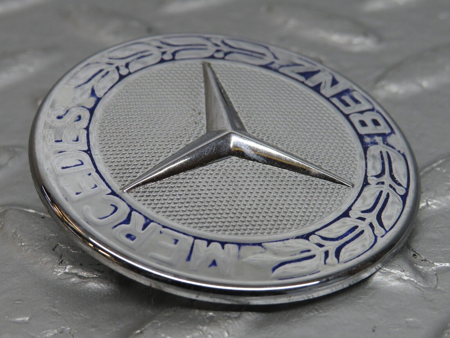 39779 Mercedes-Benz R129 320SL Coupe Bonnet Badge Emblem 1298880116