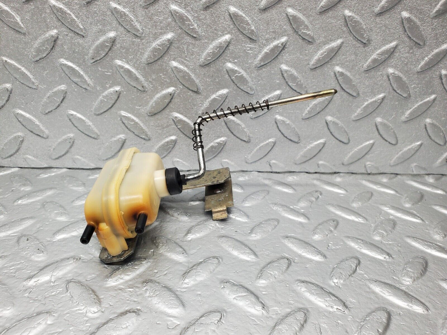 46472 Mercedes-Benz C123 280CE Coupe Fuel Tank Flap Cap Vacuum Actuator
