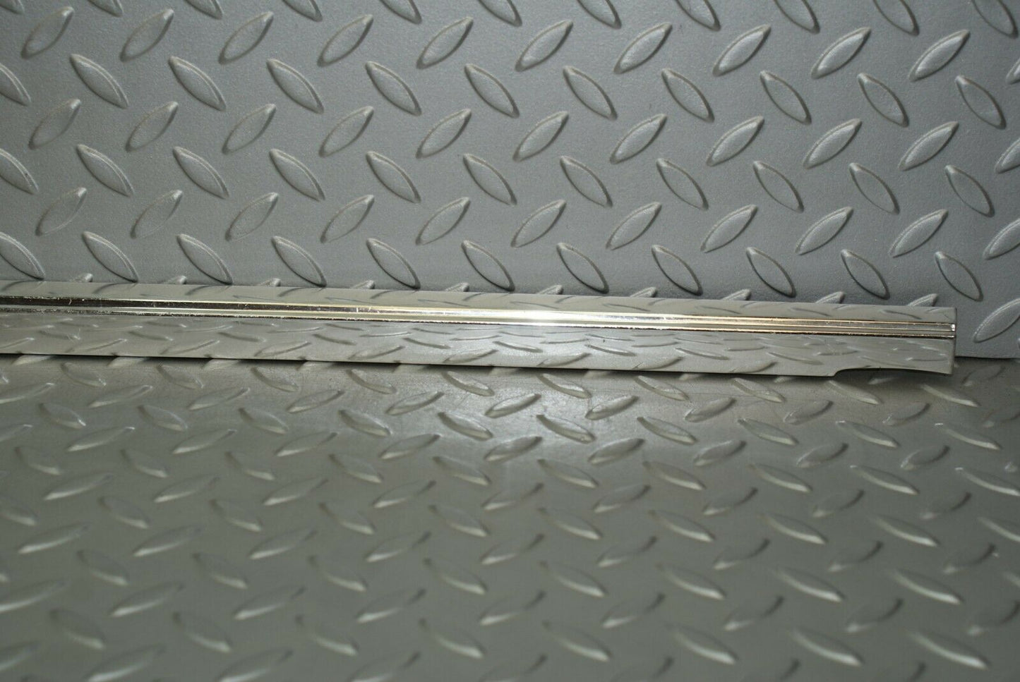 3124 Mercedes-Benz W115 220D Front Right Door Chrome Moulding Trim