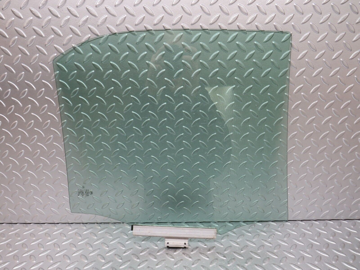 33264 Mercedes-Benz W202 C180 Rear Right Door Window Glass