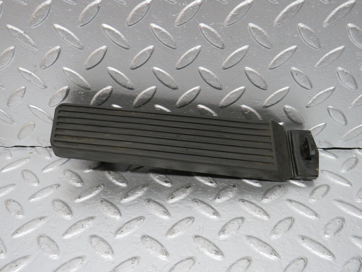 31125 Mercedes-Benz W123 200D Accelerator Pedal With Rubber 1163010182