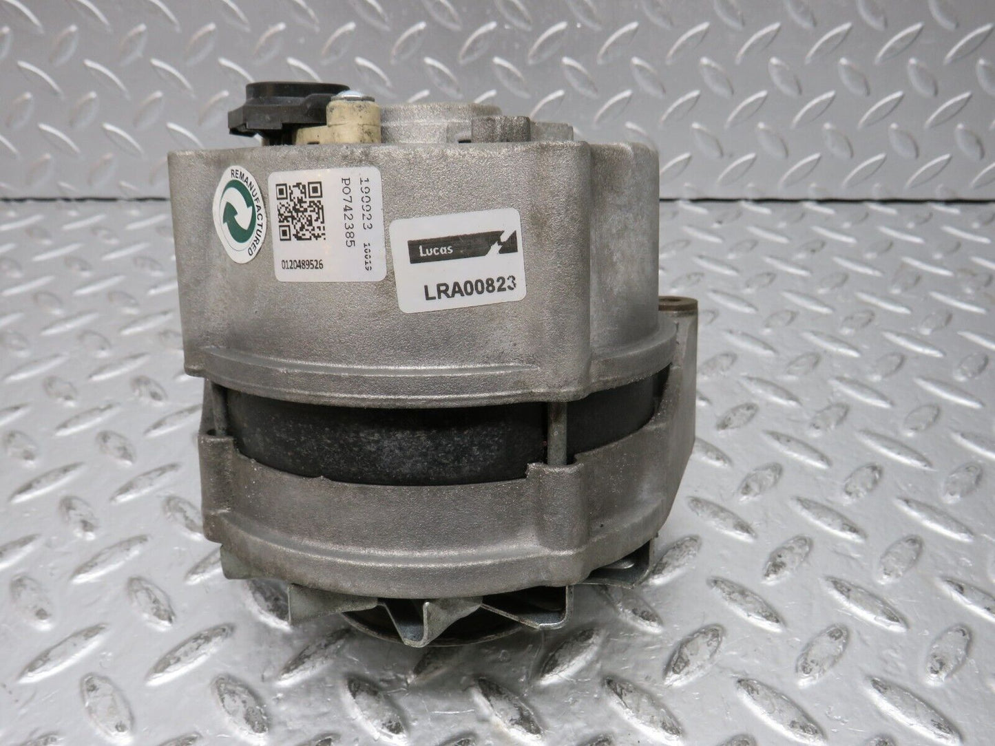 32073 Mercedes-Benz W123 230E Alternator Generator Lucas LRA00823