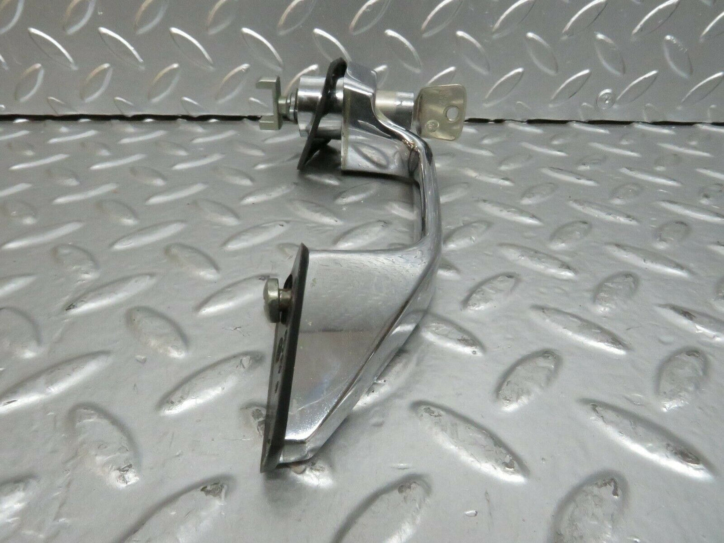 23714 Mercedes-Benz W114 280E Exterior Door Handle Front Right Key 1157600601