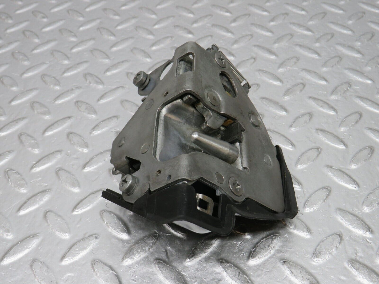 0570 Mercedes-Benz W123 230E Rear Left Door Lock Mechanism 1237330108