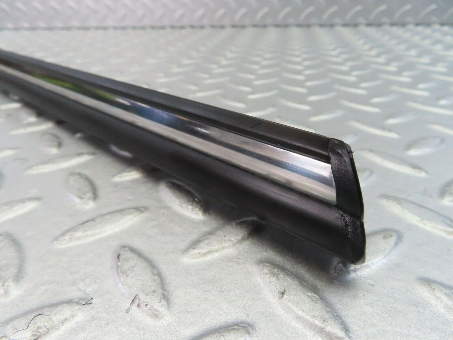 10290 Mercedes-Benz W116 Front Left Door Centre Moulding Trim