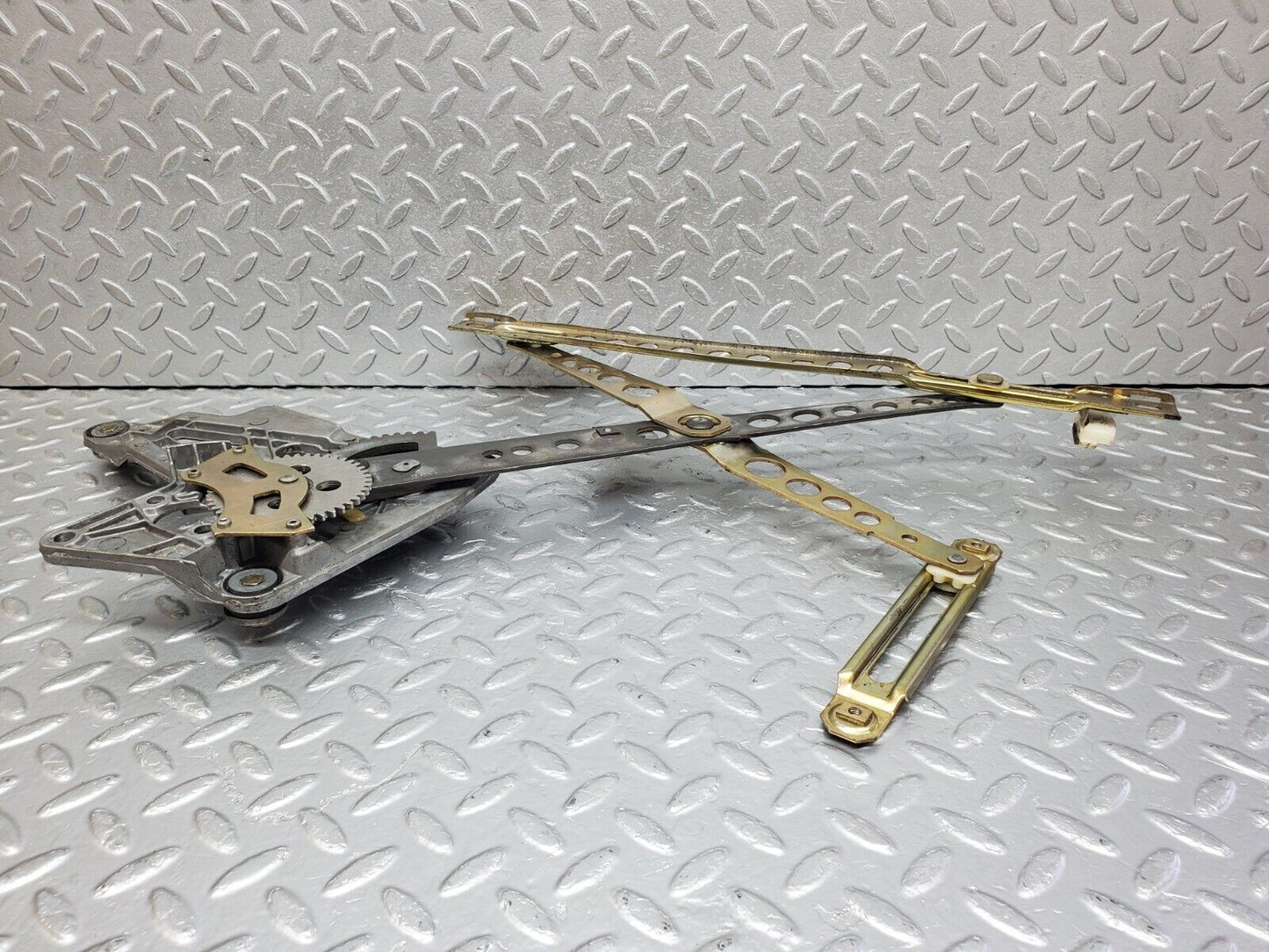 44411 Mercedes-Benz W123 280E Front Right Power Window Regulator 1237202846 1267250411