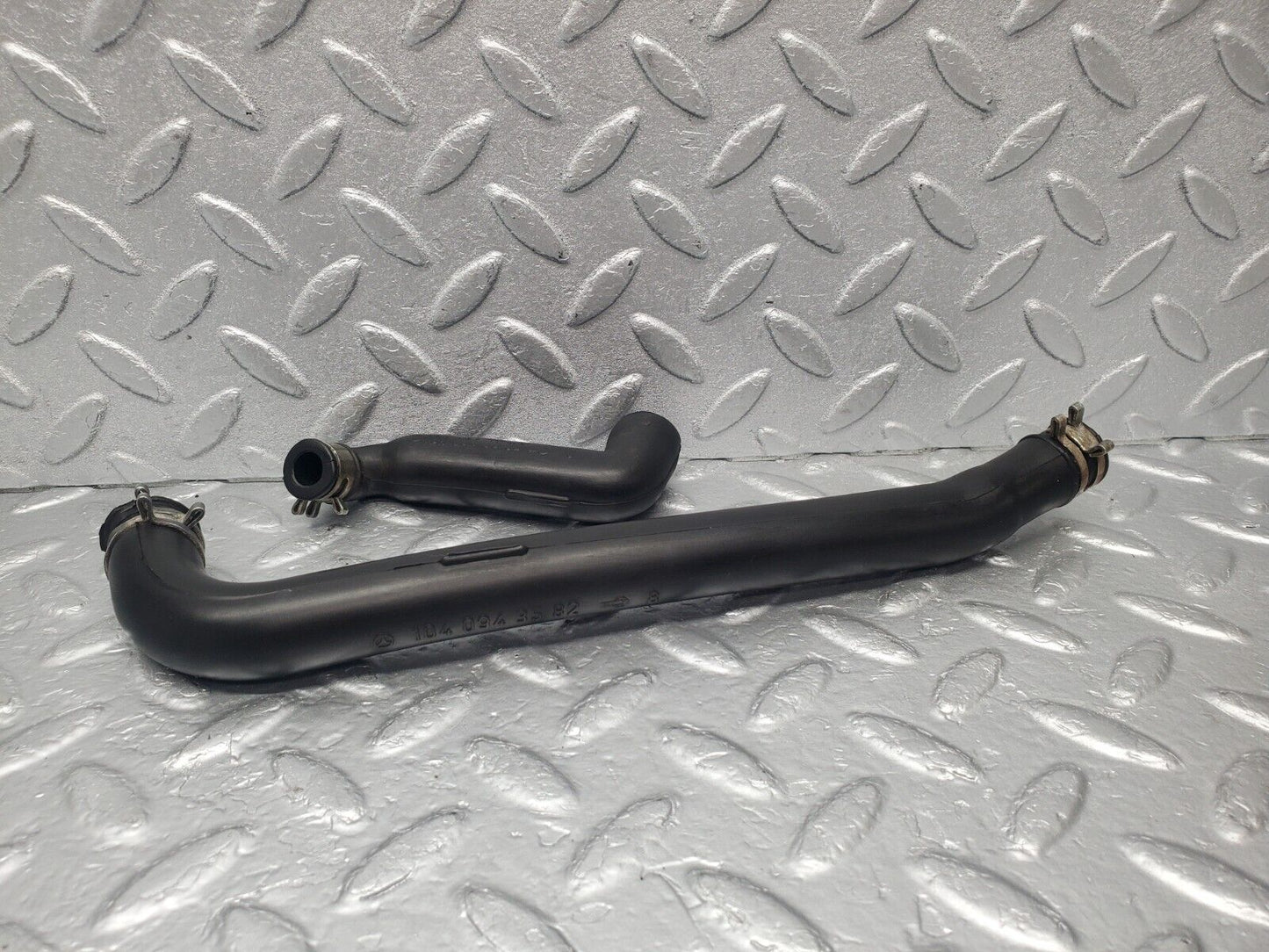46208 Mercedes-Benz W124 280E Crankcase Breather Hose Pipe 2X 1040943582 1040943682