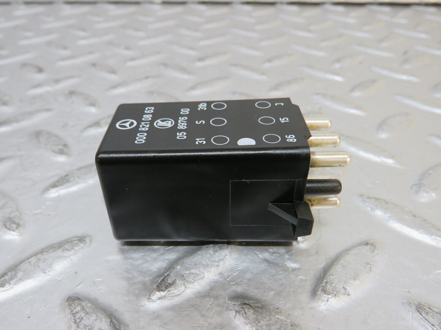 26911 Mercedes-Benz W123 240D Intermittent Wiper Relay 0008210863