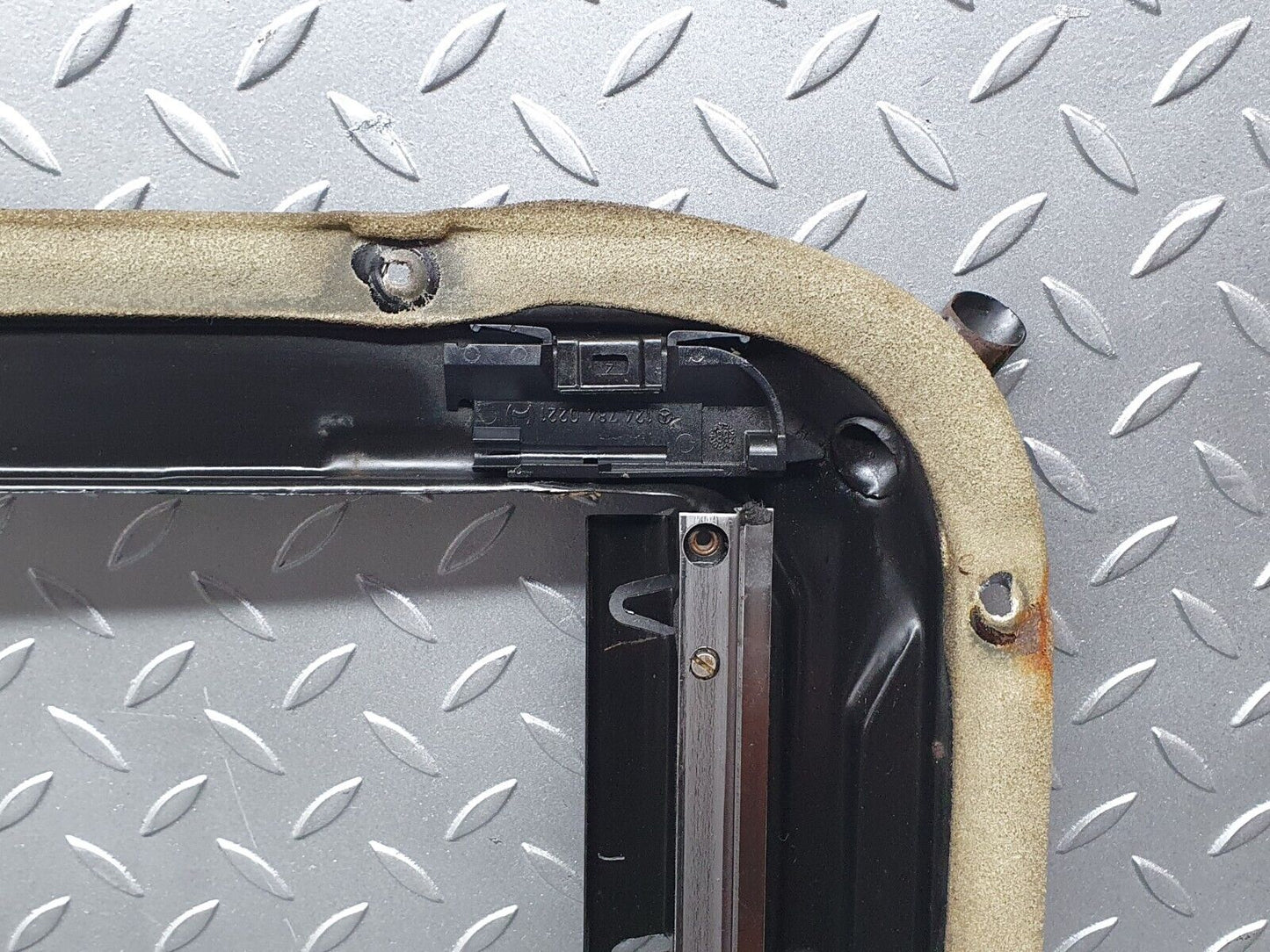 41142 Mercedes-Benz W126 300SE Power Sunroof Frame