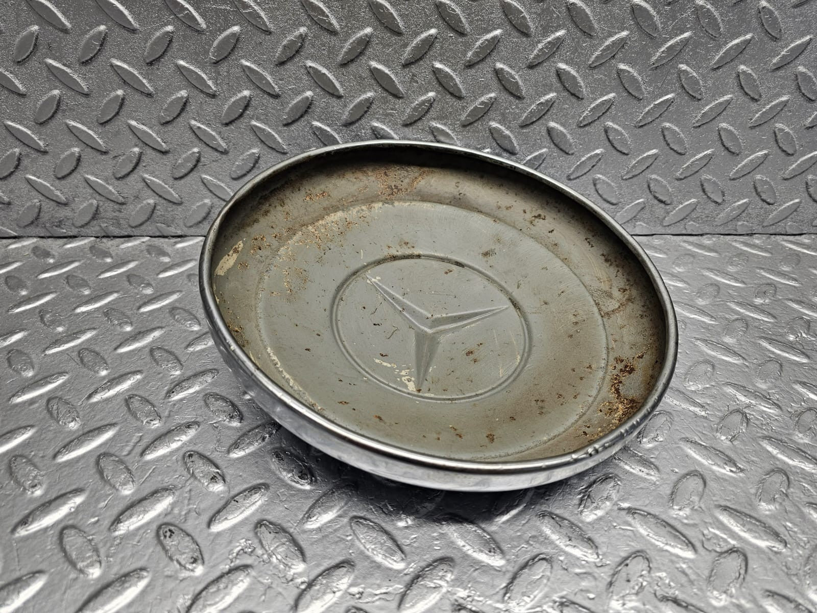 Mercedes-Benz chrome wheel hub cap used OEM