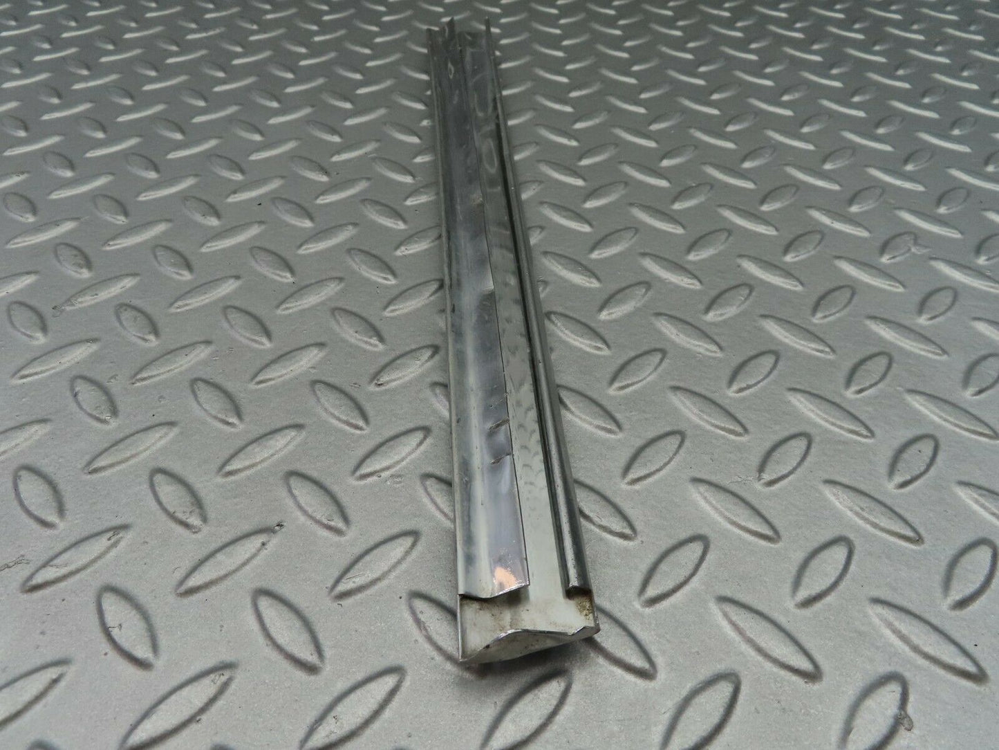6894 Mercedes-Benz C107 350SLC Coupe Rear Right Window Chrome