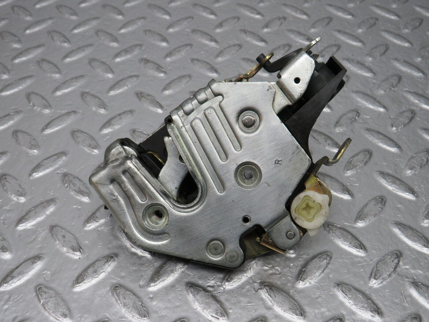 31391 Mercedes-Benz S124 220TE Wagon Front Right Door Lock Mechanism