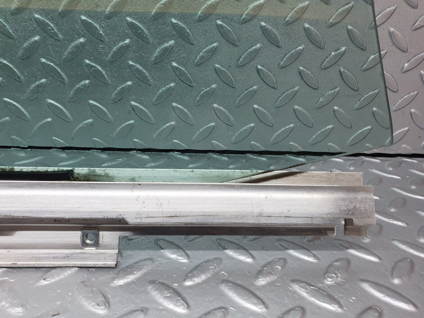 41131 Mercedes-Benz W126 300SE Front Right Door Window Glass