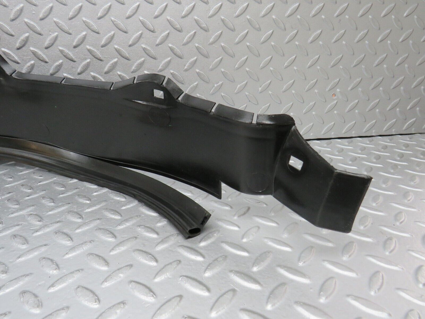39025 Mercedes-Benz W201 190E Inner Mudguard Panelling Front Left 2018841135