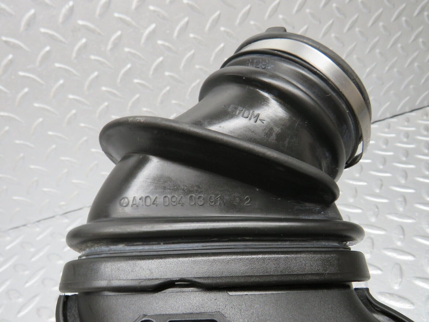 39443 Mercedes-Benz R129 320SL Coupe Air Intake Pipe 1041413404 1040940391