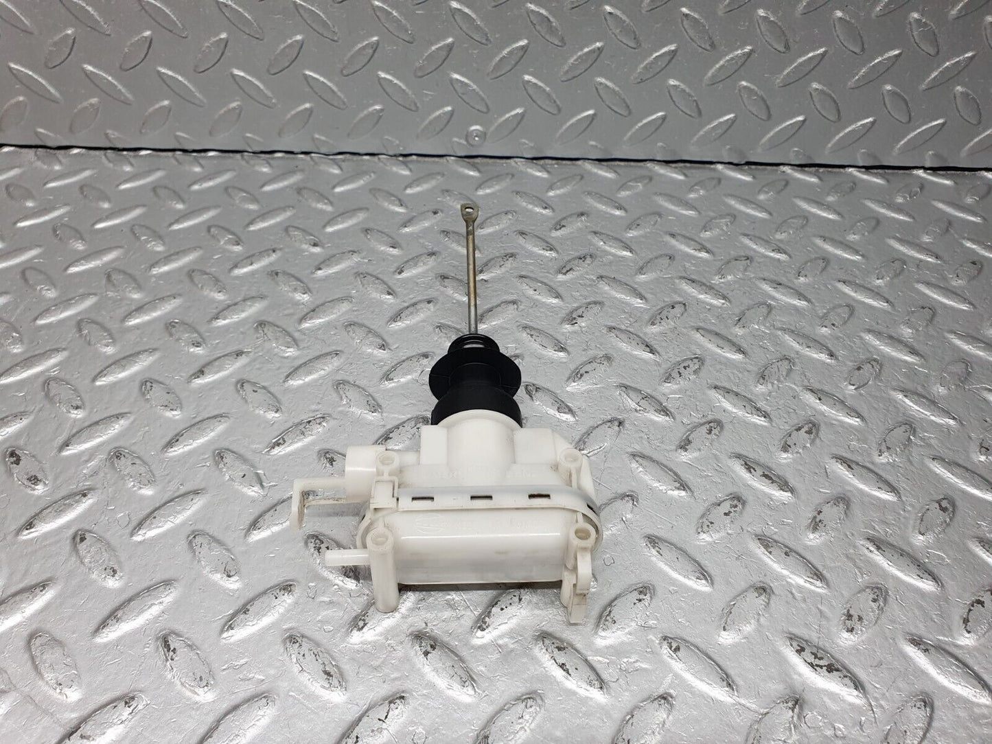 41010 Mercedes-Benz W126 300SE Front Left Door Lock Vacuum Actuator